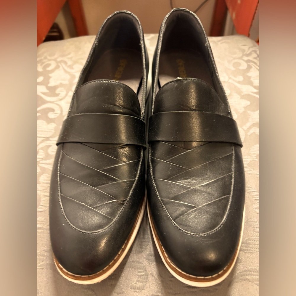 Cole Haan Grand Original Leather Weave Loafer
Black. Great Condition Size 10M
